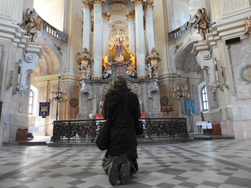 Křtiny:  poutník klečí před Pannou Marií Křtinskou.




 (2019).