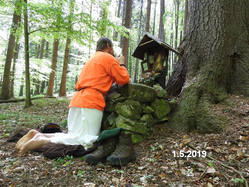 Závrt u Habrůveckých smrků: poklekl jsem před oltářem



 (2019).