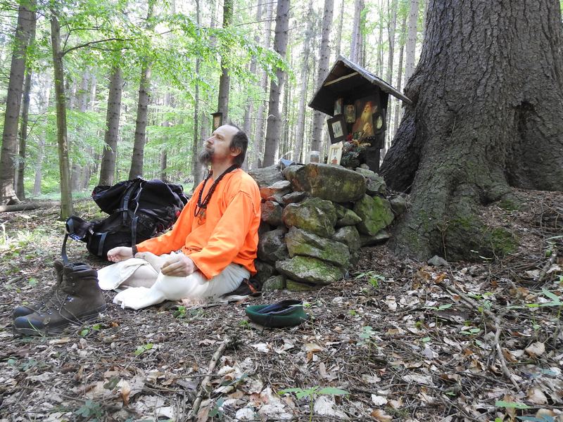 Závrt u Habrůveckých smrků: krátce jsme pouštěl meditační korálky mezi prsty před oltářem. 



 (2019).