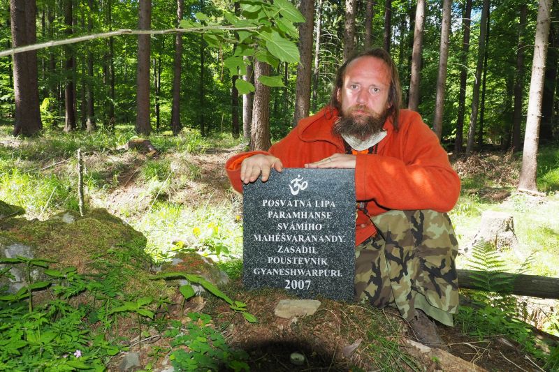 Děravka, Mahéšvaránandova lípa, focení u hotového památníčku.



 (2020).