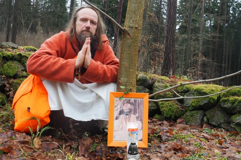 Děravka, Dévpuridžího obrázek u Mahéšvaránandovy lípy.



 (2020).
