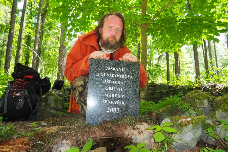Děravka, Mahéšvaránandova lípa, focení u hotového památníčku.



 (2020).