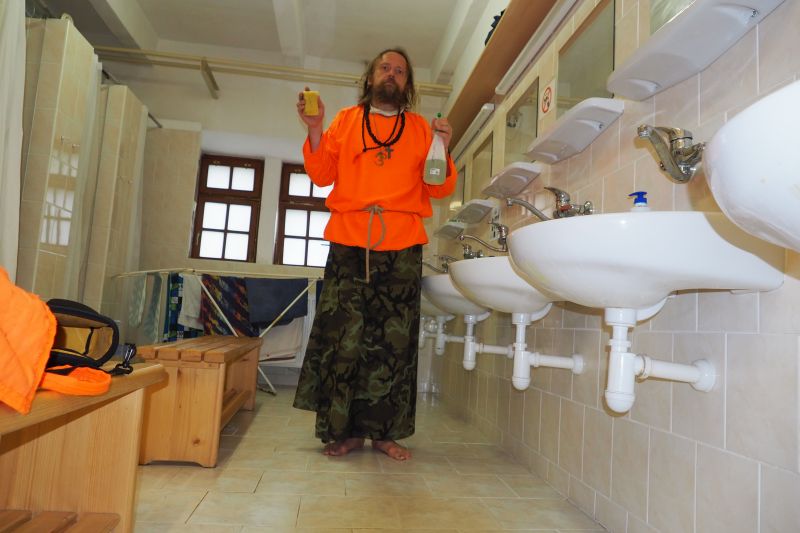 Střílky, karmajóga na toaletách a umývárnách.



 (2020).