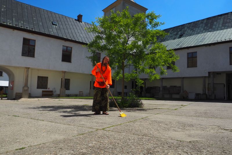 Střílky, karmajóga, zametání nádvoří.



 (2020).