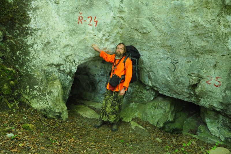 Slezákova díra - Záhrobní, příchod k jeskyni.



 (2020).