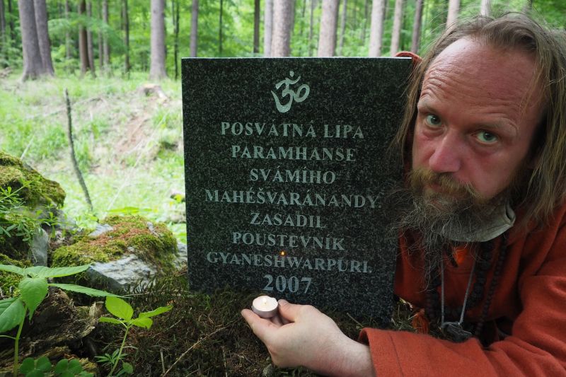 Děravka, Mahéšvaránandova lípa, u památníčku.



 (2020).