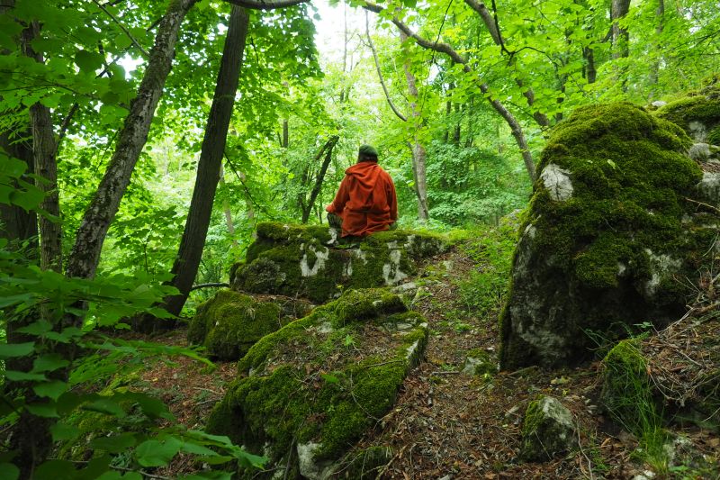 Slezákova díra - Záhrobní, meditace na skále před jeskyní.



 (2020).