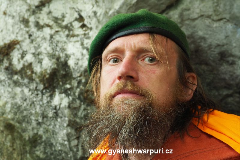 Slezákova díra - Záhrobní, ještě jeden portrét před jeskyní.



 (2020).