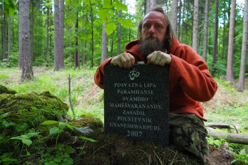 Děravka, Mahéšvaránandova lípa, u památníčku.



 (2020).