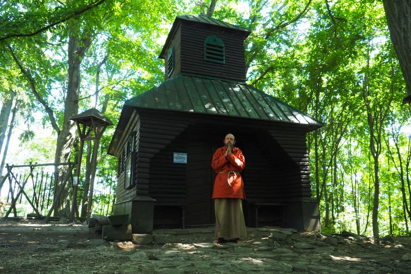 Svatý Klimentek, před kaplí.



 (2020).