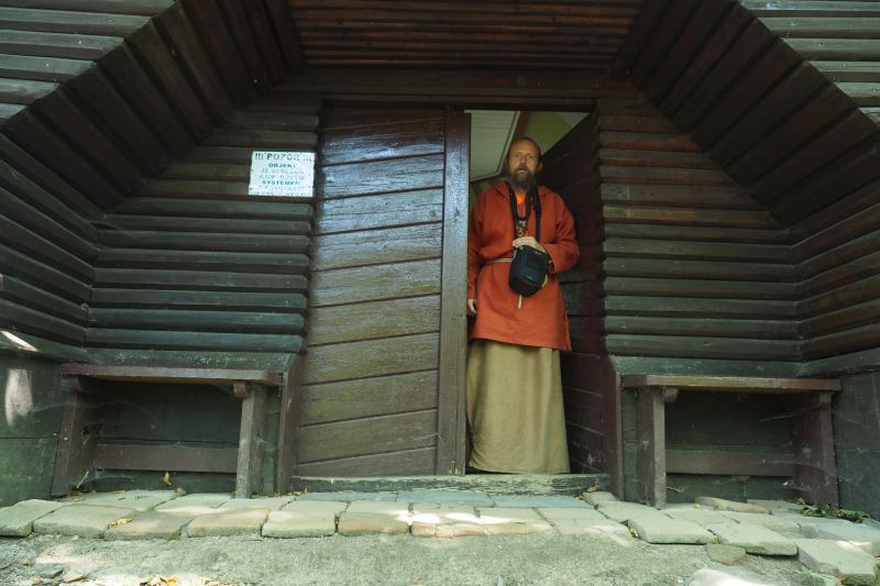 Svatý Klimentek, ve dveřích kapličky.



 (2020).