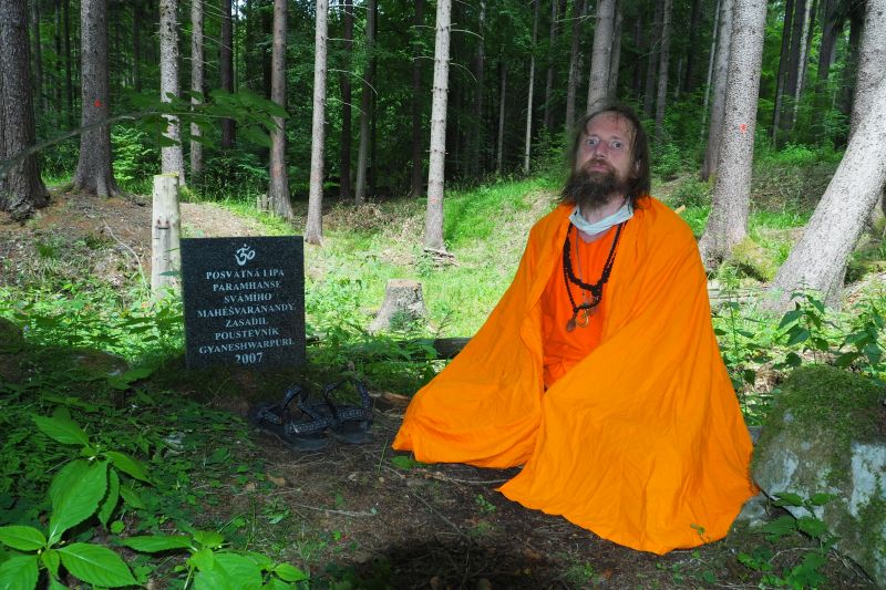 Děravka, Mahéšvaránandova lípa, meditace u památníčku.



 (2020).