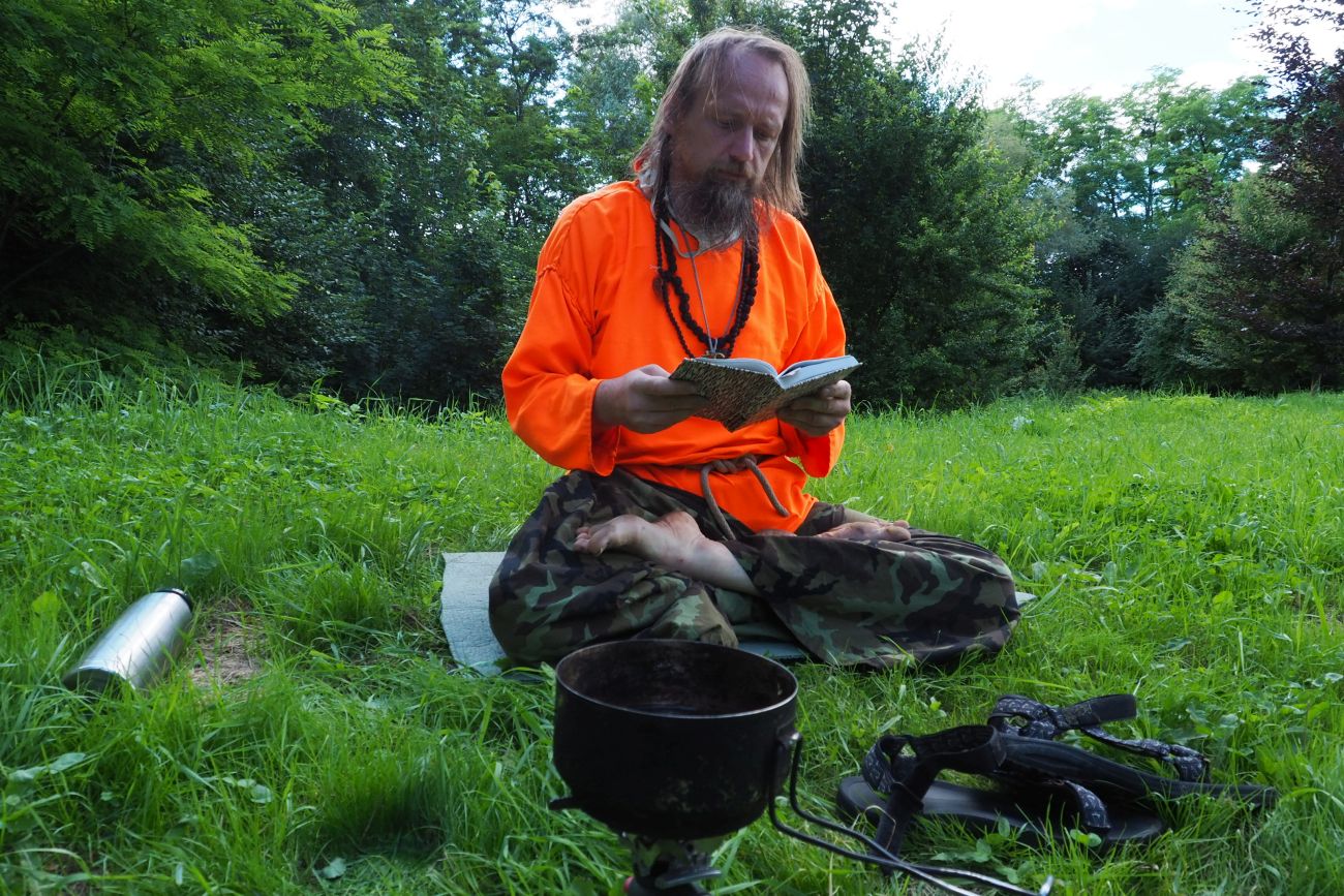 Maháprábhudíp ášram ve Střílkách -  - čtu Nikose Kazantzakise: Chuďáska Božího. Život sv. Františka Foto: Marek Gyaneshwarpuri, samospoušť 2020.