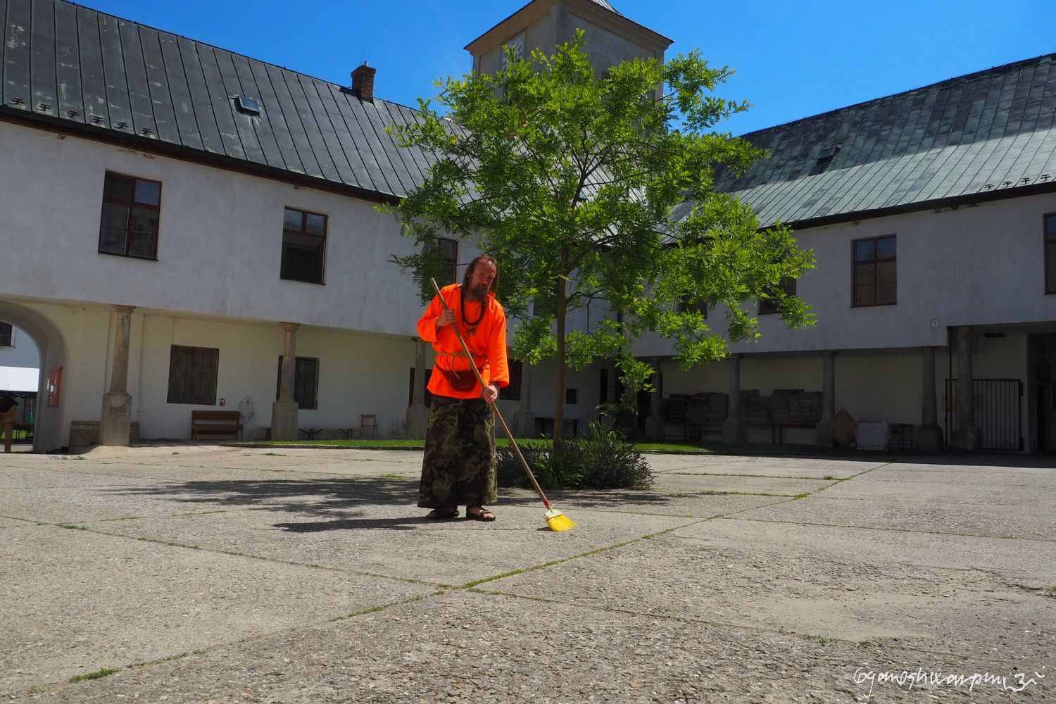 Maháprábhudíp ášram ve Střílkách - karmajóga - zametání nádvoří ášramu. Foto: Marek Gyaneshwarpuri, samospoušť 2020.