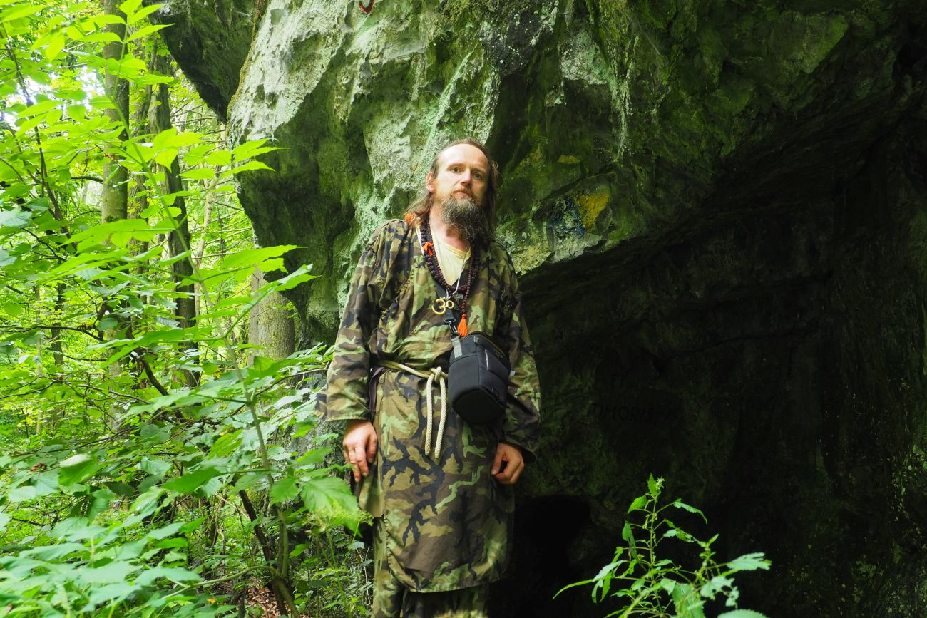 Skála Salve Vale ve Křtinském údolí. Moravský kras - střed. Foto: Marek Gyaneshwarpuri, samospoušť 2020.