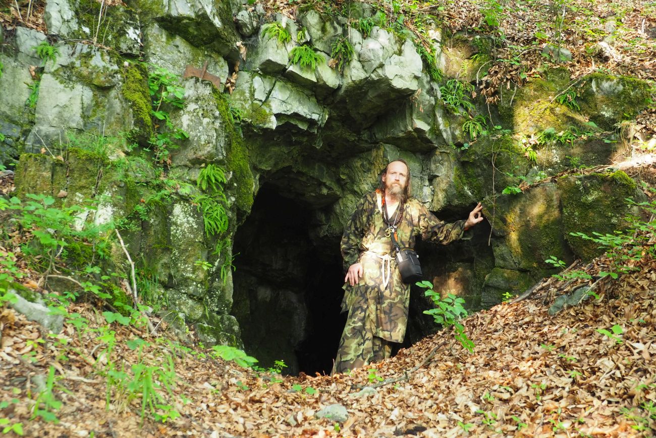 Jeskyně u Tří kotlů ve Křtinském údolí. Moravský kras - střed. Foto: Marek Gyaneshwarpuri, samospoušť 2020.