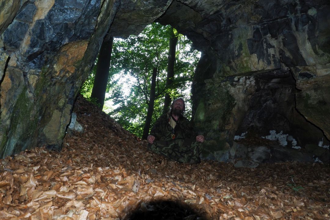 Soumrak mne zastihl v Jeskyně u Tří kotlů ve Křtinském údolí, kde jsem přenocoval. Moravský kras - střed. Foto: Marek Gyaneshwarpuri, samospoušť 2020.