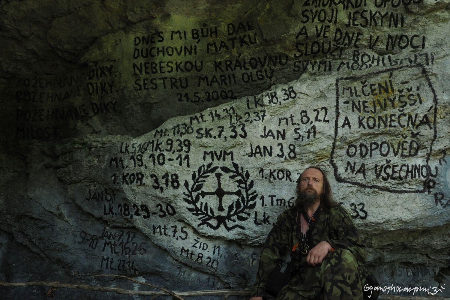 Památné skalní malby, které dokladují moji duchovní Cestu. Jeskyně Poustevna Toho který sedí a mlčí. Slovenský ráj, Údolí Bielého potoka. Foto: Marek Gyaneshwarpuri, samospoušť 2020.