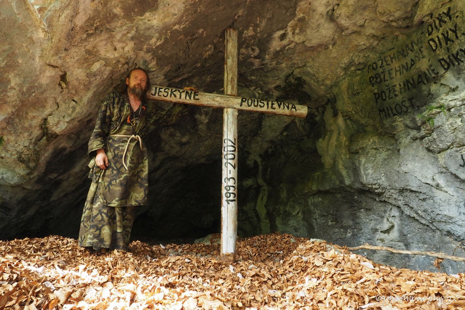 U bílého kříže v jeskyni Poustevně  ve Slovenském ráji. Foto: Marek Gyaneshwarpuri, samospoušť 2020.