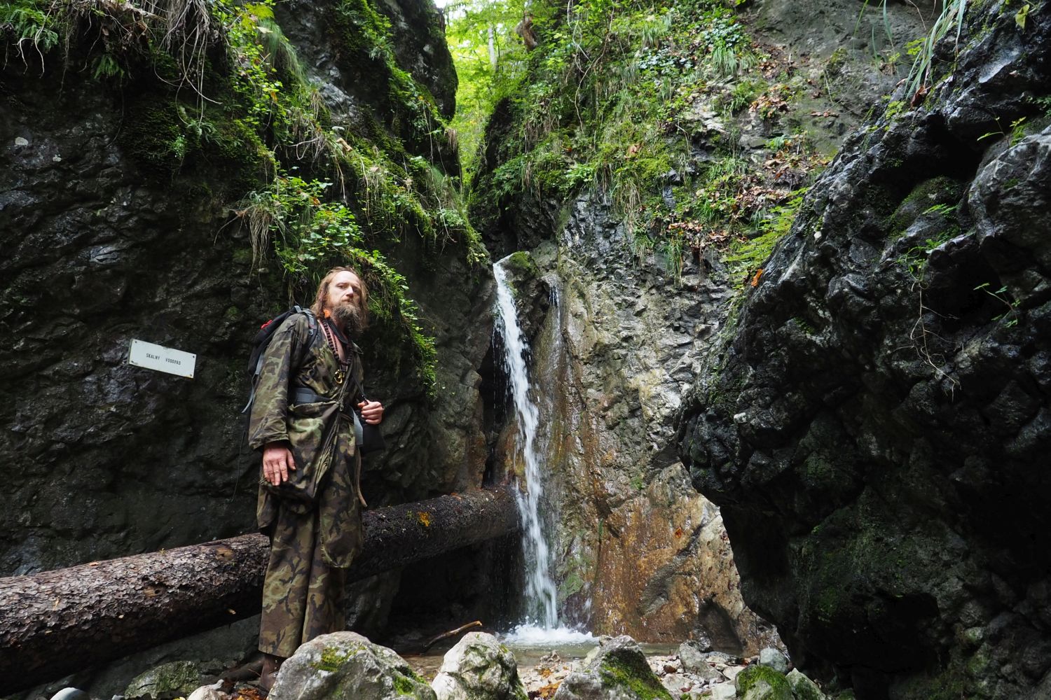 Slovenský ráj - Sokolí dolina - Skalní vodopád.  Foto: Marek Gyaneshwarpuri, samospoušť 2020.