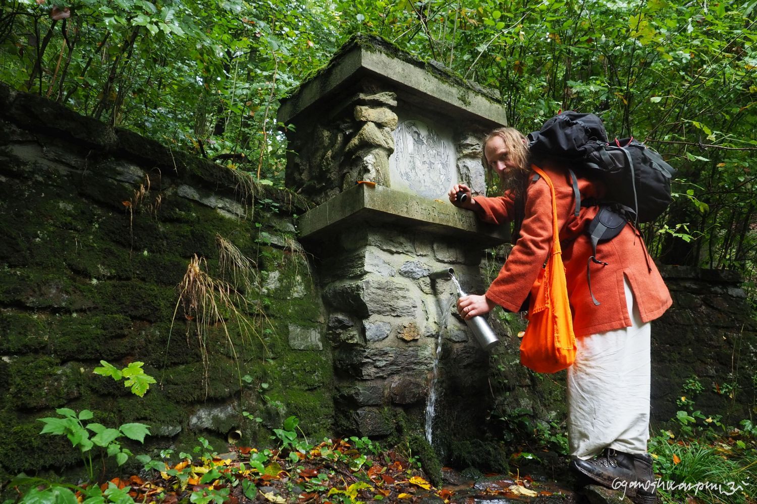 Téměř zapomenutá studánka vysoko v pravém svahu Josefovského údolí. Moravský kras - střed. Foto: Marek Gyaneshwarpuri, samospoušť 2020.