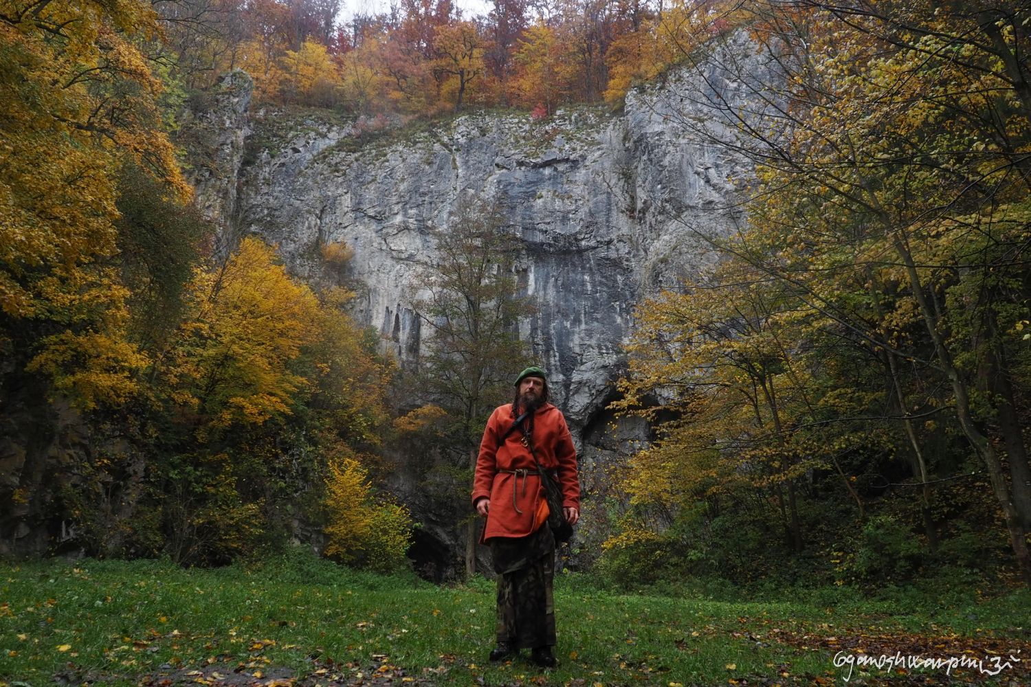 Jeskyně Býčí skála v dešti  s poustevníkem. Foto: Marek Gyaneshwarpuri, samospoušť 2020.