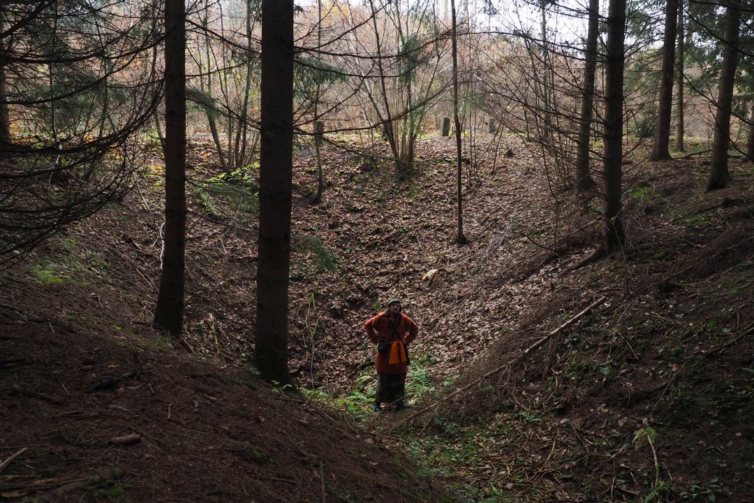 Velký Závrt ve Skrejšnách jemuž nikdo nevěnuje speleologickou pozornost. Moravský kras - střed. Foto: Marek Gyaneshwarpuri, samospoušť 2020.