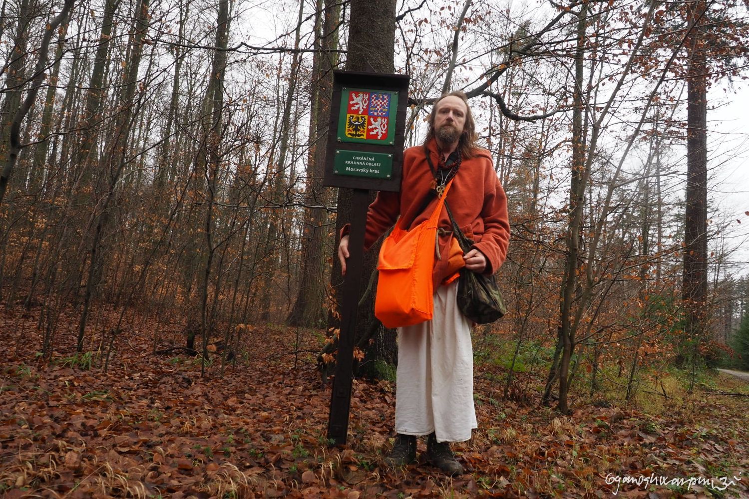 U Klostermannovy studánky na Habrůvecké plošině. Moravský kras - střed. Foto: Marek Gyaneshwarpuri, samospoušť 2020.